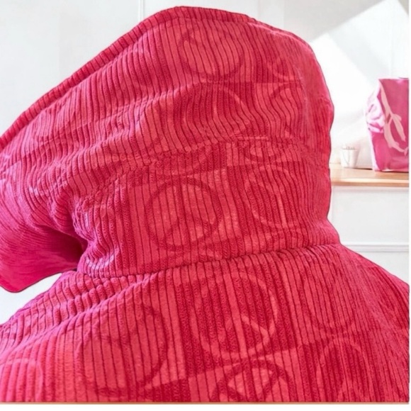 Urban outfitters winter jacket. Pink patterned peace signs all over. Gently worn - Picture 9 of 16